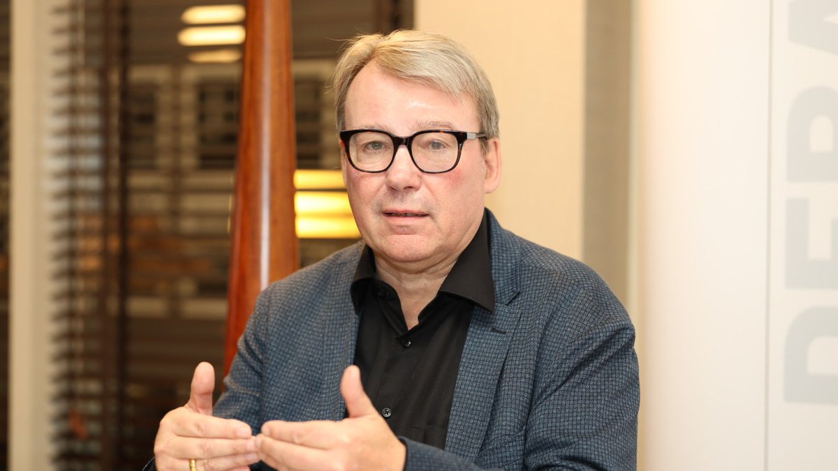 "Wir bewegen uns bei gesteuerter Zuwanderung auf homöopathischem Niveau", so IAB-Experte Herbert Brücker in der #PEAG Personaldebatte: "Wir stehen vor einer richtigen Transformation, der Arbeitsmarkt wird sich massiv verändern, 50% der Arbeitskräfte Migrationshintergrund haben."