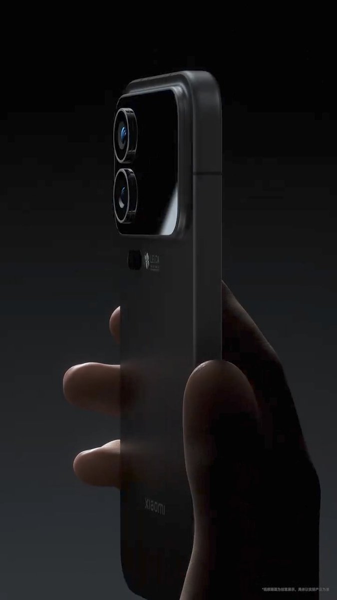 sondesix's tweet image. Meet the new Xiaomi 17 Pro Series.
Years after the Mi 11 Ultra, Xiaomi reintroduced a secondary screen on the rear side.
This time, it is a huge display that fills almost the entire camera housing.
Kudos to Xiaomi for making high-end slab phones fun again.