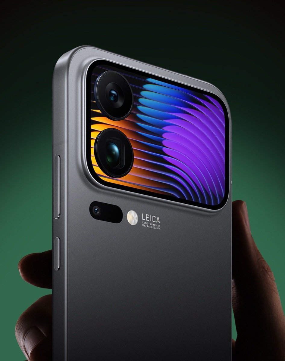 sondesix's tweet image. Meet the new Xiaomi 17 Pro Series.
Years after the Mi 11 Ultra, Xiaomi reintroduced a secondary screen on the rear side.
This time, it is a huge display that fills almost the entire camera housing.
Kudos to Xiaomi for making high-end slab phones fun again.