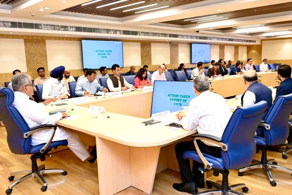 Chaired a meeting on Delhi-NCR air quality in Delhi today with <a href="/CAQM_Official/">Commission for Air Quality Management</a>, Delhi Government, NCR States and other concerned agencies. 

Reviewed the action being taken for prevention and control of air pollution in Delhi and NCR, including installation of Online Continuous