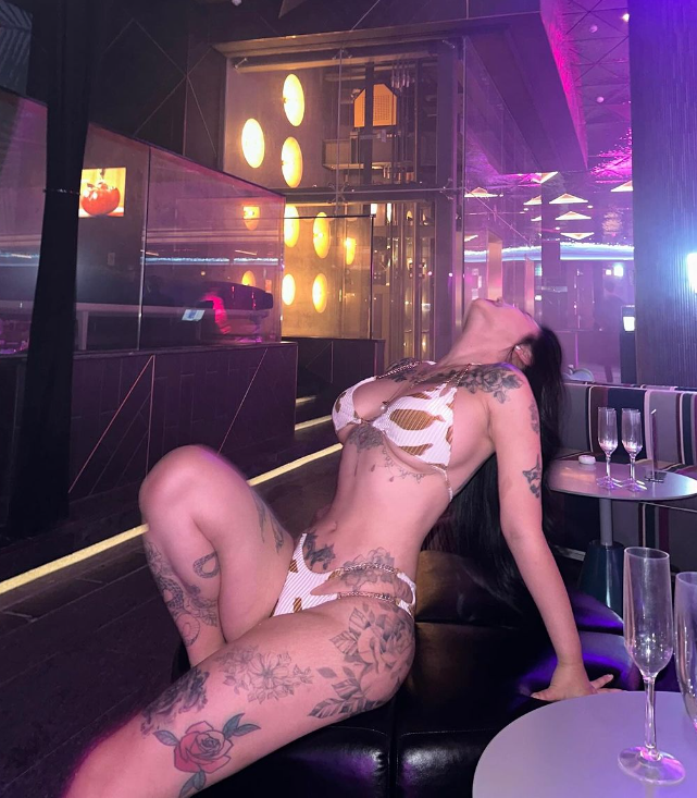 昨天在酒吧被后入了，录了一小段视频，想看的点赞！反差！ 大屁股！