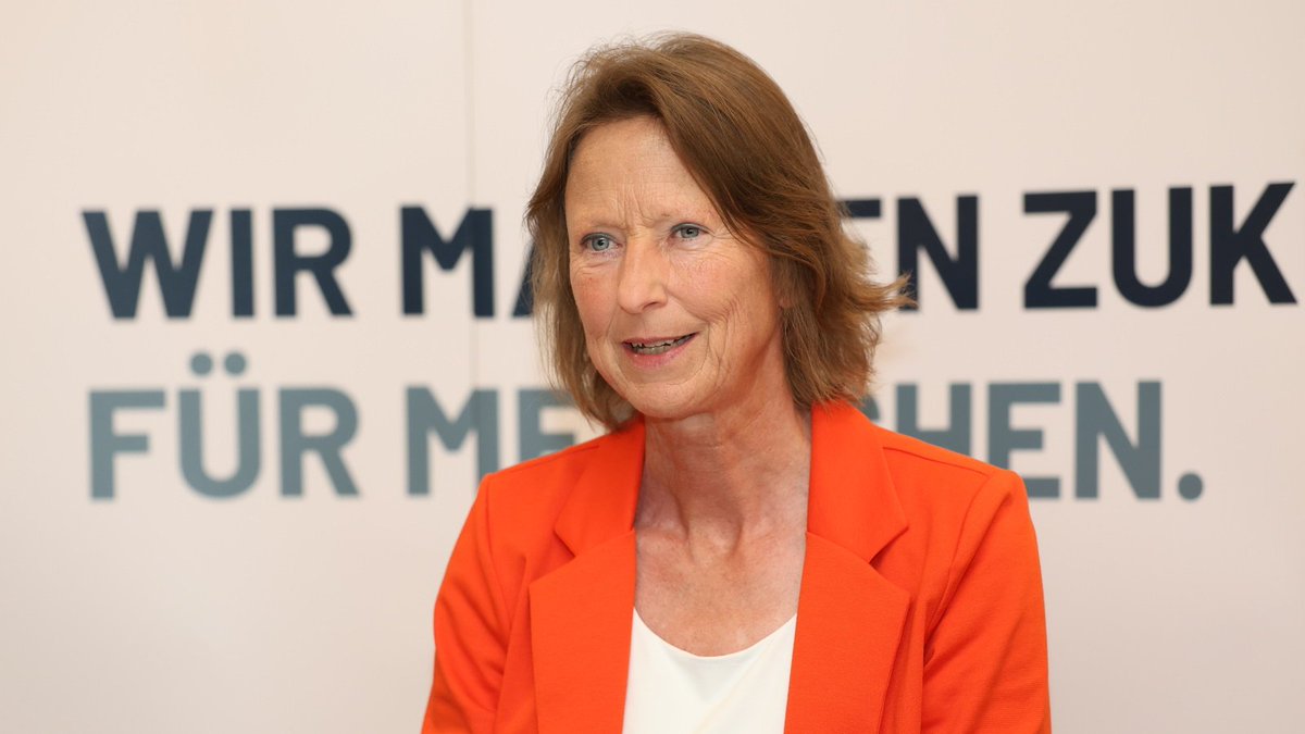 "Warum muss ein LKW-Fahrer aus dem Ausland nach sechs Monaten in Deutschland den Führerschein nachholen, obwohl er schon viele Jahre als Kraftfahrer gefahren ist", fragt CDU-MdB Sandra Carstensen in der #PEAG Personaldebatte: "Einwanderern wird es zu schwer gemacht, herzukommen."