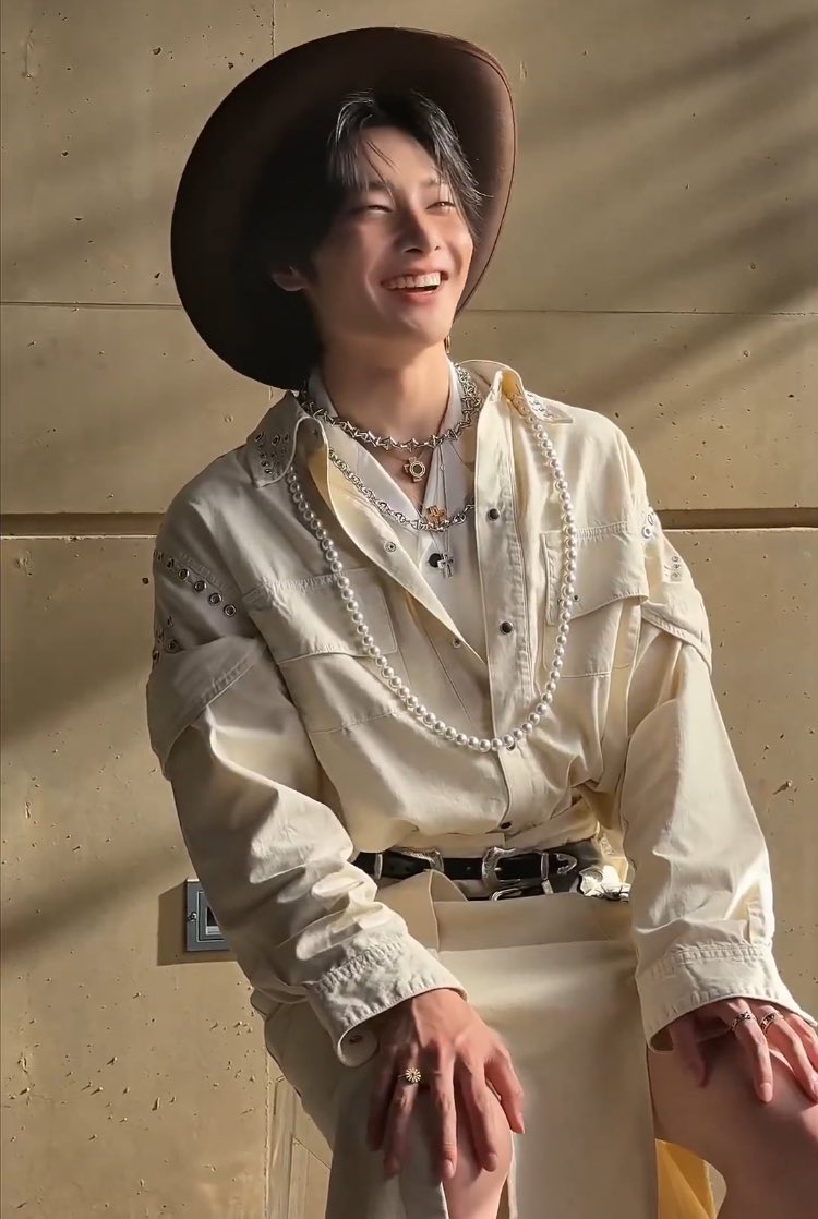 innieveneta's tweet photo. JEONGIN IN A SKIRT AND I CAN SEE HIS KNEES??? https://t.co/d0EqexjATd