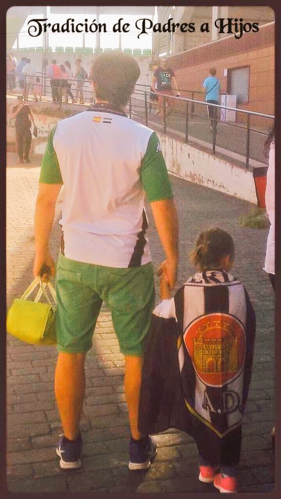 Tradición de Padres a hijos !!! Ellas 2 , yo , el romano y la camiseta .... <a href="/Merida_AD/">A.D. Mérida</a>