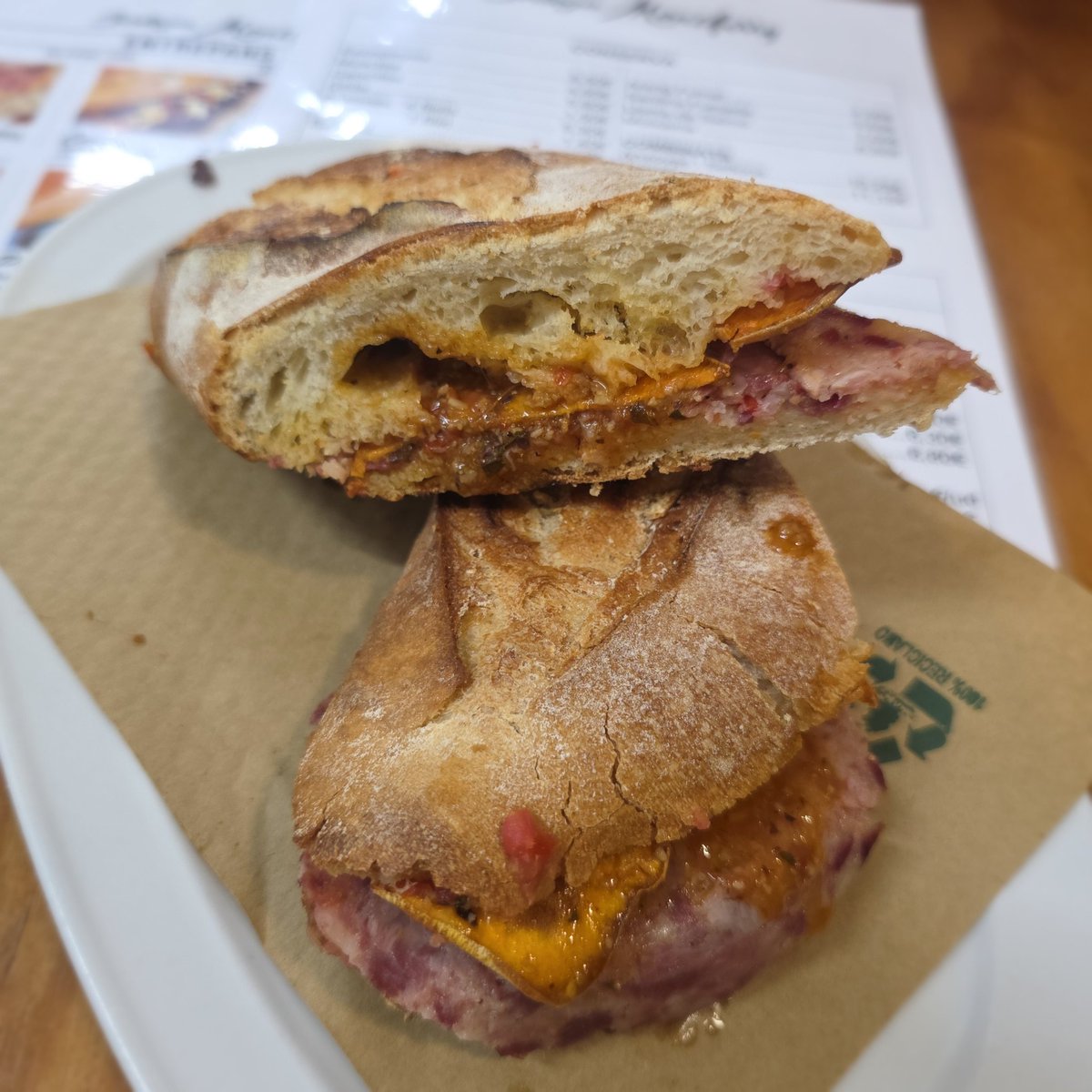 Bon dia per avui entrepà de bull blanc amb xips de moniato i salsa Rosita (salsa melosa i picant de la Montferry). Salut <a href="/DO_sants/">D.O. Sants</a> #entrepadeldia