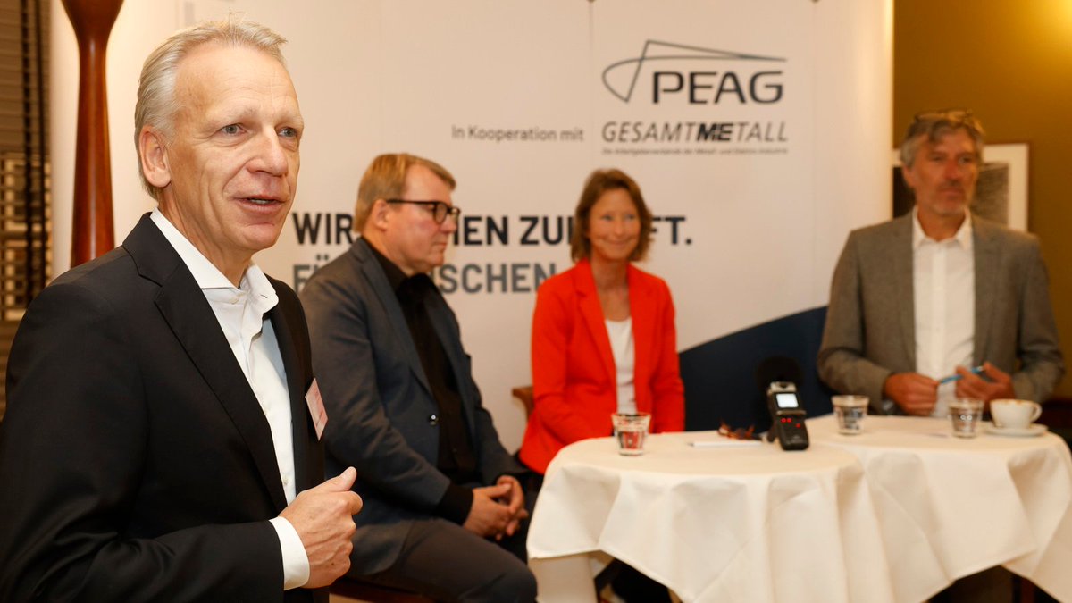 "Wir sollten uns ums Kommen und Bleiben kümmern", fordert PEAG-Geschäftsführer Andreas Schmincke in der #PEAG Personaldebatte in #Berlin: "Ohne die längst überfällige Öffnung der #Zeitarbeit für Fachkräfte aus Nicht-EU-Staaten bleibt Unternehmen ein wichtiges Potenzial verwehrt."