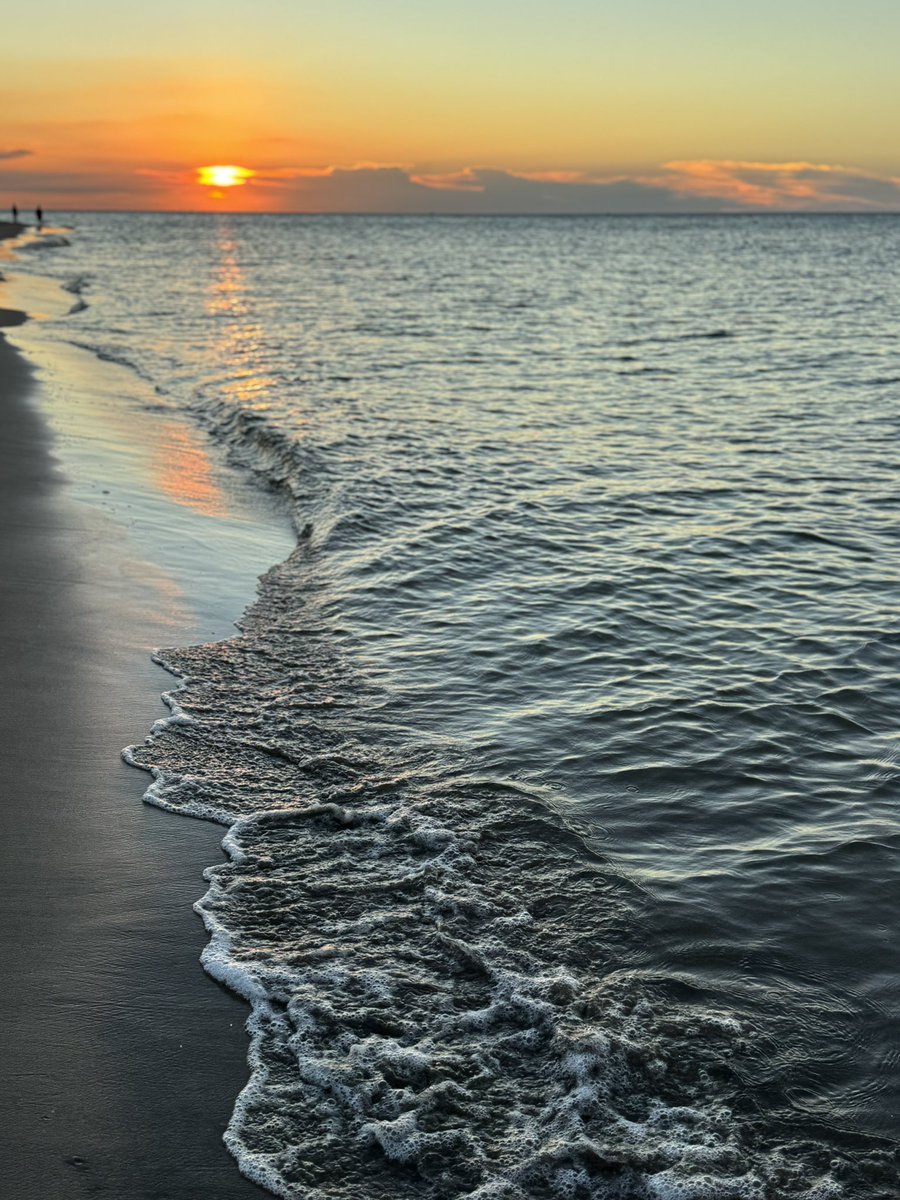 DJMarcusA's tweet photo. @TaiwanSpecial Same sunset from the beach nearby https://t.co/Z0sv2PsTe7