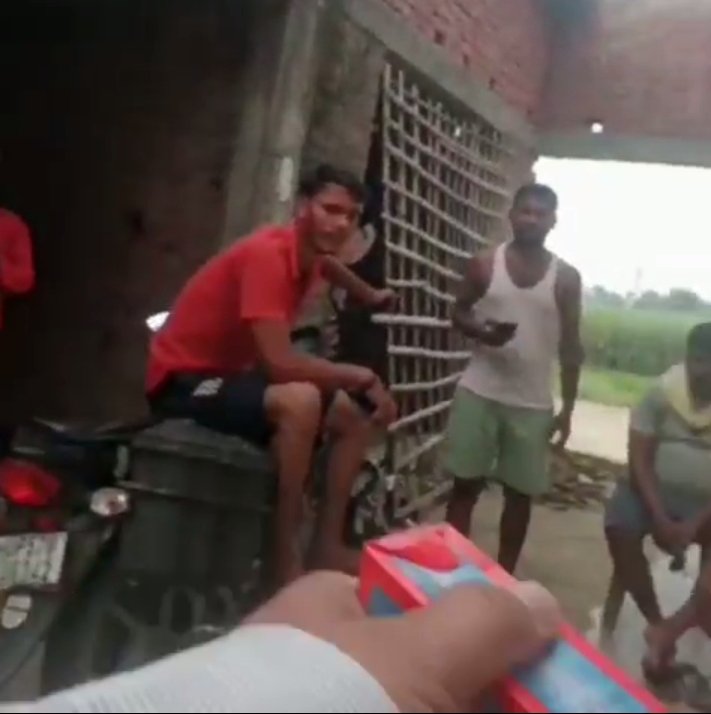 #कुशीनगर:55 रुपये की जगह 65 में बिक रही शराब आबकारी अधिनियम की उड़ाई जा रही धज्जियां सुबह 10 बजे से पहले भी युवाओं को शराब बेची जा रही मौके पर पुलिस ने सेल्समैन को गिरफ्तार किया तुर्कापट्टी थाना क्षेत्र, बरवां राजापाकड़ की शराब दुकान का मामला? <a href="/dm_kushinagar/">DM Kushinagar</a> <a href="/kushinagarpol/">Kushinagar Police</a>