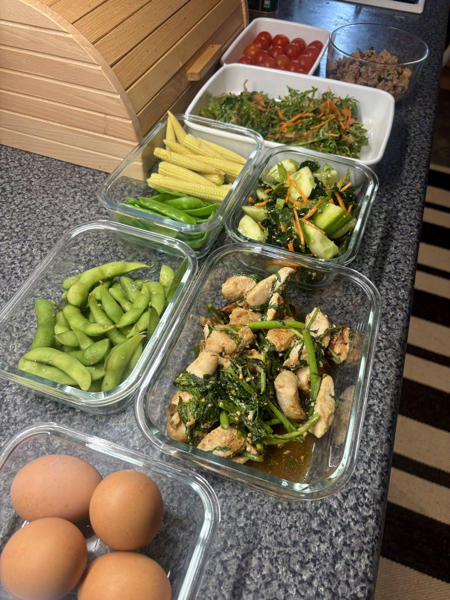 今日は朝から冷蔵庫、冷凍庫のものを全部出して綺麗に整理！

超スッキリ。
作り置きもしたし、心潤いまくり。

霜取りもして、汚れも拭いて。
毎回、"もう汚くなることない"と思うのに、数ヶ月後にはまた汚くなるのだけど。
とりあえず！

冷蔵庫の乱れは心の乱れ！