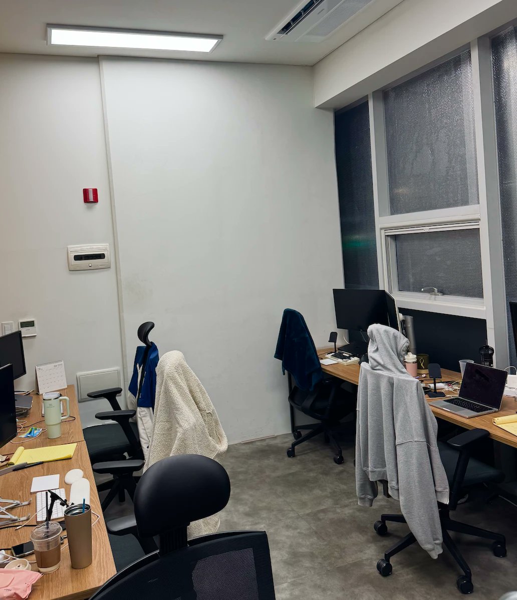 안녕하세요. 레포브 팀입니다
오랜만에 저희의 방향성과 함께 조금은(?) 진지한 이야기를 한번 꺼내보려 합니다.

요즘 많은 SNS와 플랫폼에서 개인의 소중한 기록과 친구들의 이야기는 점점 사라지고 있는 것 같습니다.

도파민을 자극하는 숏폼 영상이나 광고성 콘텐츠만 남고, 정작 나의 이야기,