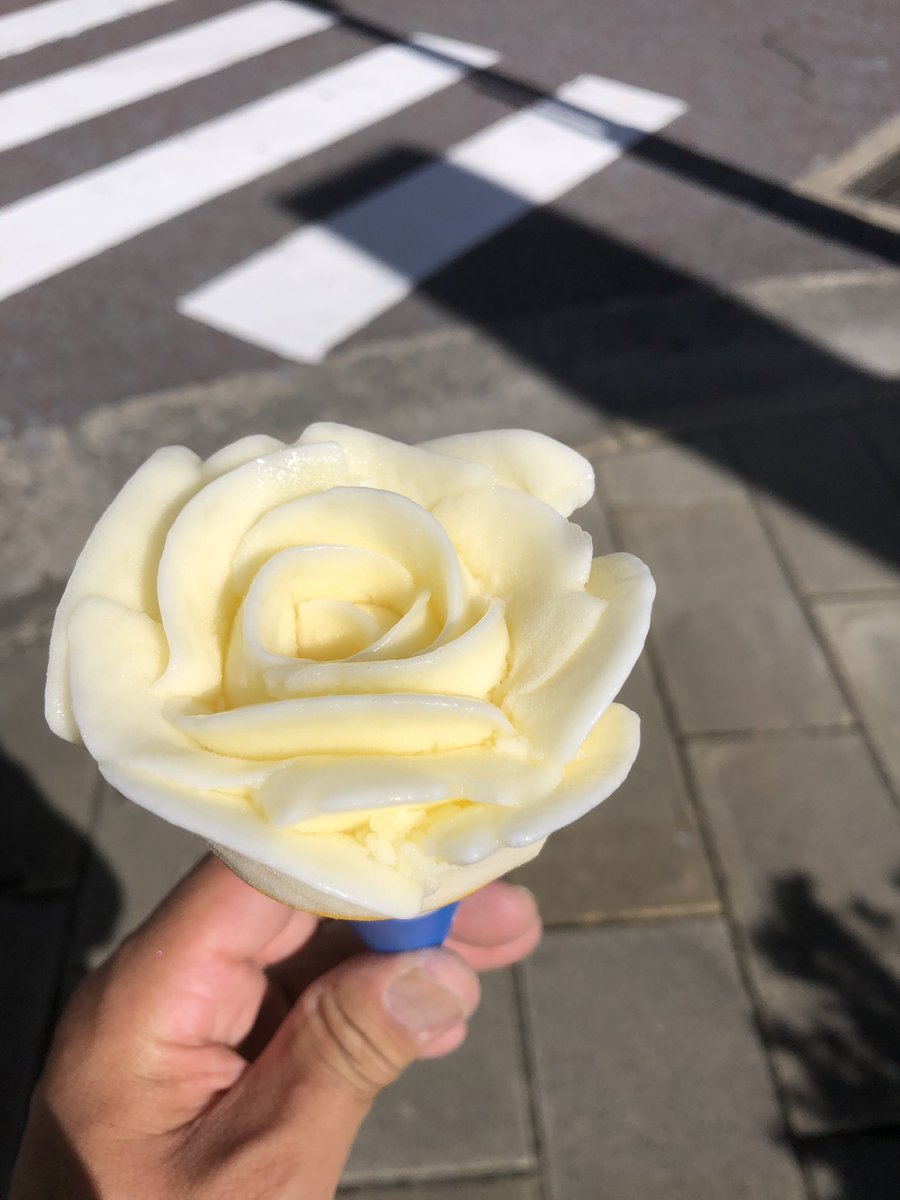 evi_10p's tweet photo. 職人の手技による美しい花🍦
儚い姿に見惚れる暇のない暑さです
 #ちりんちりんあいす https://t.co/xo88D4ezvh