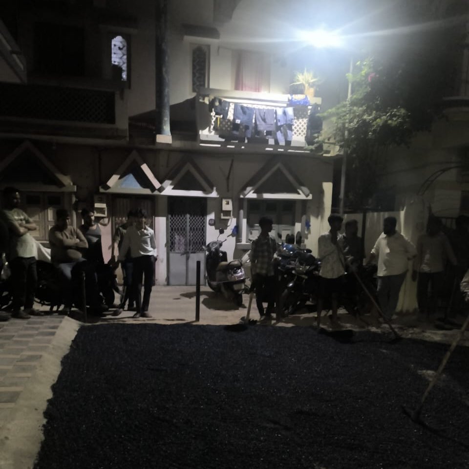 AmdavadAMC's tweet photo. Hand laying patchwork has been carried out in Danilimda ward, improving road conditions and ensuring smoother, safer travel for citizens as part of AMC’s ongoing focus on better urban infrastructure. 

#RoadRepair #HandlayingPatchwork #AMCWorks #SmoothCommute #SafeRoadsForAll #AhmedabadRoads #UrbanInfrastructure