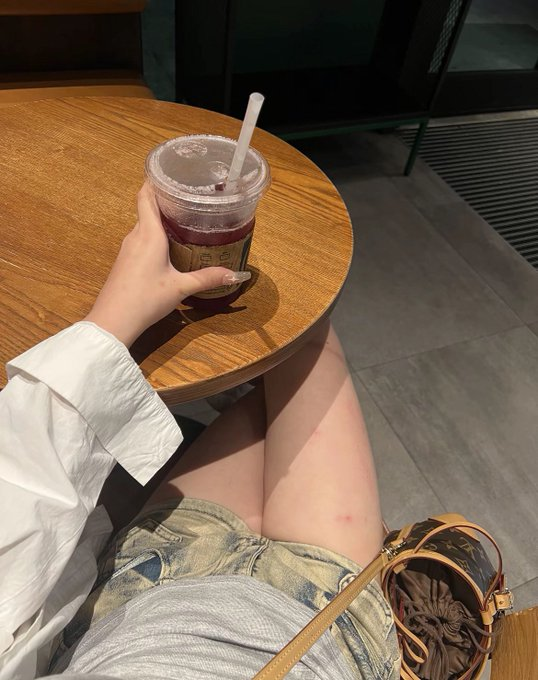xiaqiqisw's tweet photo. 下午好坏小子们
最近换季有点过敏
今晚直播脱衣舞的时间稍晚些💔 https://t.co/uSajf0SgsQ