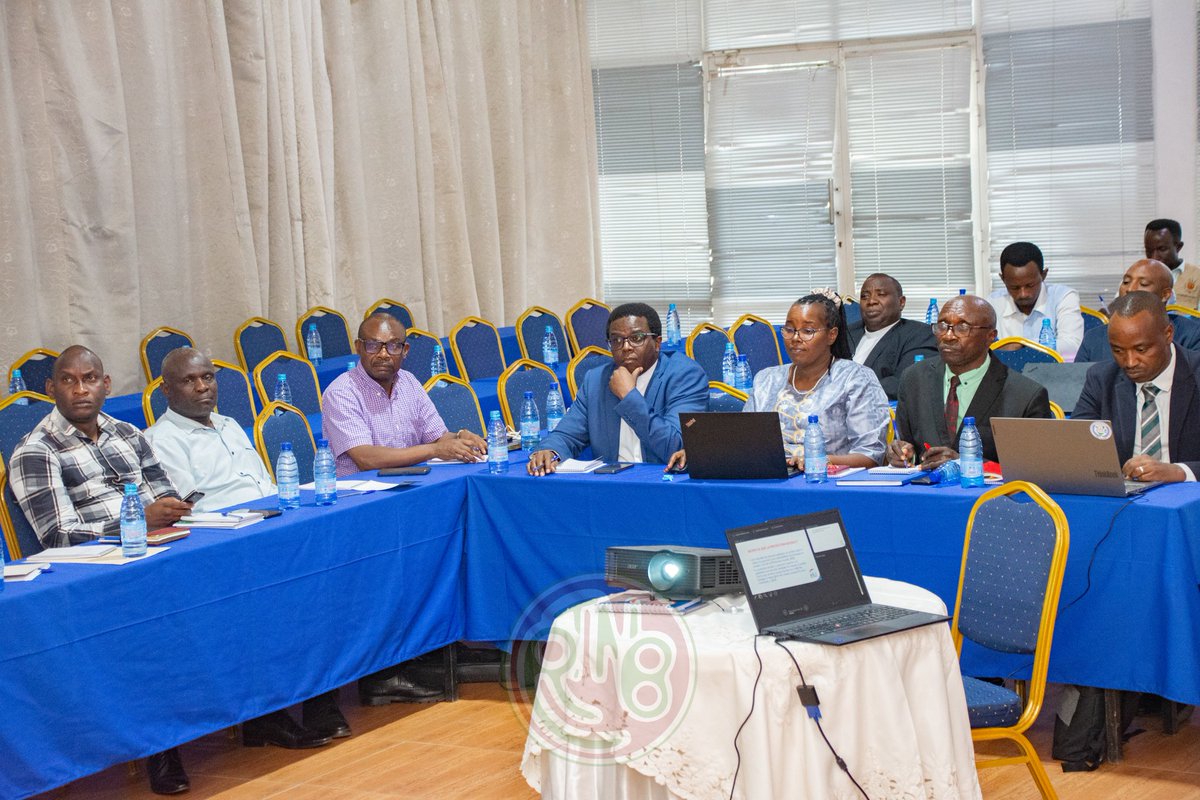 RTNBurundi's tweet photo. #𝗕𝘂𝗷𝘂𝗺𝗯𝘂𝗿𝗮 – 𝗠𝗲𝗿𝗮𝗻𝗸𝗮𝗯𝗮𝗻𝗱𝗶 : 𝘂𝗻 𝗯𝗼𝗻 𝗺𝗼𝗺𝗲𝗻𝘁,  𝘂𝗻𝗲 𝘃𝗶𝗲 𝘁𝗿𝗮𝗻𝘀𝗳𝗼𝗿𝗺𝗲́𝗲 𝗽𝗼𝘂𝗿 𝗹𝗲𝘀 𝗳𝗮𝗺𝗶𝗹𝗹𝗲𝘀 𝘃𝘂𝗹𝗻𝗲́𝗿𝗮𝗯𝗹𝗲𝘀

Bujumbura, 15 septembre 2025, le programme Merankabandi, piloté par le Gouvernement burundais avec l'appui de la Banque mondiale, poursuit sa mise en œuvre à travers le pays et franchit une nouvelle étape dans la province de Bujumbura. 

Une session de formation d'accompagnement a été officiellement lancée ce lundi à Bujumbura, à l’intention des organisations partenaires chargées de mettre en œuvre les actions de terrain.

Organisée à l’endroit des associations sélectionnées, cette formation vise à leur fournir les outils nécessaires pour accompagner efficacement les bénéficiaires du programme.

Merankabandi a pour principal objectif d’améliorer durablement les conditions de vie des ménages à faibles revenus, de garantir une couverture équitable du programme sur l’ensemble du territoire et de renforcer la résilience des familles face aux chocs socio-économiques.

𝘿𝙚𝙨 𝙧𝙚́𝙨𝙪𝙡𝙩𝙖𝙩𝙨 𝙙𝙚́𝙟𝙖̀ 𝙫𝙞𝙨𝙞𝙗𝙡𝙚𝙨

Selon Bigirimana Micheline, conseillère du gouverneur de la province de Bujumbura, les impacts positifs du programme sont déjà perceptibles. Elle affirme que de nombreuses familles en situation de pauvreté ont vu leur quotidien transformé positivement, notamment à travers le développement de petites activités génératrices de revenus, comme l’élevage. Elle a lancé un appel pressant aux organisations partenaires pour qu'elles s’engagent pleinement et sans réserve dans la réussite de cette nouvelle phase du programme.

« Le Gouvernement attend de vous un engagement total pour atteindre les objectifs fixés. Vous êtes les relais de cette politique sociale ambitieuse », a-t-elle insisté.

𝙐𝙣𝙚 𝙖𝙥𝙥𝙧𝙤𝙘𝙝𝙚 𝙞𝙣𝙩𝙚́𝙜𝙧𝙚́𝙚 𝙥𝙤𝙪𝙧 𝙡’𝙖𝙪𝙩𝙤𝙣𝙤𝙢𝙞𝙨𝙖𝙩𝙞𝙤𝙣

De son côté, Michel Nyabenda, coordonnateur national du programme Merankabandi, a précisé que les sessions de formation seront suivies d’ateliers pratiques sur la mise en place de microprojets destinés à renforcer l’autonomie économique des bénéficiaires. Ces initiatives s’inscrivent dans une logique de pérennisation des acquis du programme au-delà de sa durée officielle.

Prévu pour se clôturer en 2027, le programme @merankabandi couvre aujourd’hui l’ensemble du territoire national et se veut un levier stratégique dans la lutte contre la pauvreté au Burundi. En plus des transferts monétaires, il mise sur l’accompagnement social et économique des bénéficiaires afin de favoriser un véritable changement de cap.

𝙐𝙣𝙚 𝙥𝙤𝙡𝙞𝙩𝙞𝙦𝙪𝙚 𝙨𝙤𝙘𝙞𝙖𝙡𝙚 𝙨𝙤𝙪𝙩𝙚𝙣𝙪𝙚

Financé par la @Banquemondiale, Merankabandi incarne l’engagement du Burundi en faveur de la justice sociale et de l’inclusion. Grâce à ses actions ciblées, le programme a permis à de nombreuses familles de multiplier par trois leurs revenus et de retrouver une certaine dignité économique. Alors que le pays continue de relever de nombreux défis, ce programme offre un espoir tangible à des milliers de citoyens laissés pour compte.

#Burundi #Merankabandi #DéveloppementSocial #BanqueMondiale #LutteContreLaPauvreté