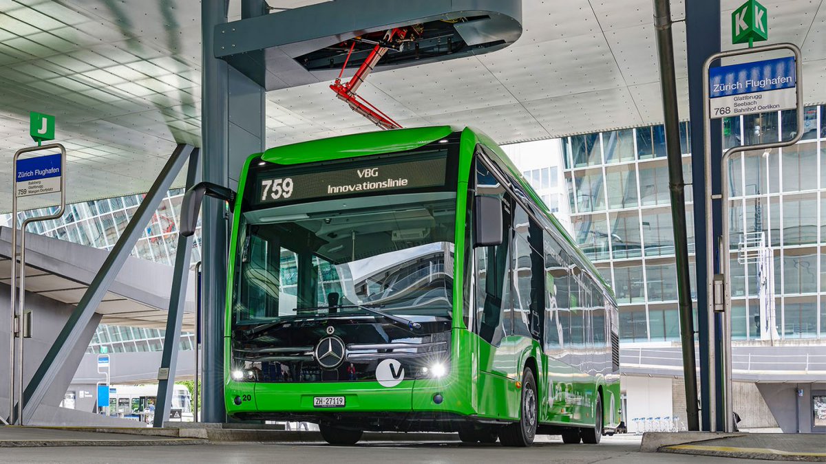 L' #eCitaro #MercedesBenz peut assurer un service en continu pendant 19 heures, grâce à la recharge par opportunité. Les eCitaro se rechargent quelques minutes au terminus grâce à un pantographe, ce qui leur permet de parcourir jusqu’à 370 km/jour. mercedes-benz-bus.com/fr_FR/brand/om…