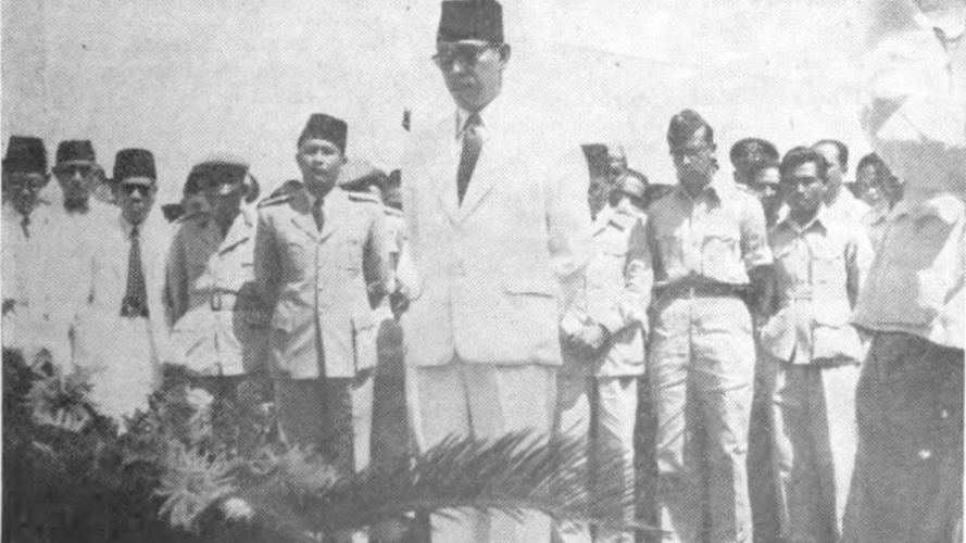 historia_id's tweet photo. Teror DI/TII di Cililin

Amar Sudarman (89 tahun) masih mengingat masa-masa kelam di kampungnya. Gerombolan DI/TII mengganggu keamanan Kewedanaan Cililin –kini menjadi beberapa kecamatan di Kabupaten Bandung Barat. 

Mereka melakukan kekerasan, penjarahan, pembakaran, hingga pembunuhan. Untuk menumpas DI/TII, Amar ikut bergabung dalam Organisasi Keamanan Desa (OKD).

“Di sini kosong. Tentara kita [Divisi Siliwangi] hijrah ke Yogyakarta. Yang mengisi di sini dan sekitaran Bandung namanya Batalyon 22 Djaja Pangrengot,” ujar Amar.

Batalyon 22 dipimpin Mayor Soegih Arto bermarkas di Kewedanaan Cililin –mencakup Kecamatan Cililin, Gununghalu, dan Sindangkerta. Sementara DI/TII yang beroperasi di kawasan Cililin dipimpin oleh Ahmad Sungkawa. 

“Tadinya satu-dua yang datang ke rumah. Semuanya takut dengan Tentara Islam. Jadi, apapun diberikan kepada mereka, termasuk jagung. Mereka bergerombol sekitar seratus orang,” ujar Amar.

Teman Amar bernama Sahma menjadi salah satu korban keganasan DI/TII. Dia dibunuh hanya karena memakan salah satu jagung yang akan diberikan kepada gerombolan DI/TII. Selain rakyat, pejabat juga menjadi korban DI/TII, yaitu Hajati Gandaprawira, wedana Cililin.*

Baca artikel selengkapnya https://t.co/xx2fWjvTFE