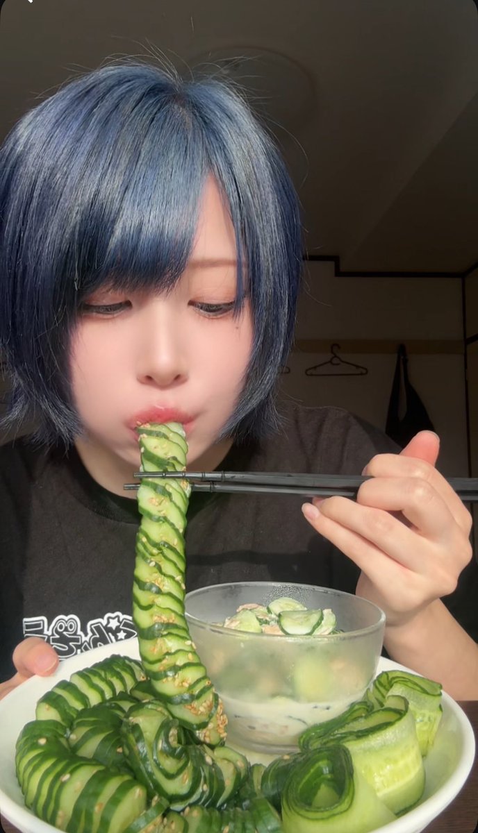 nagisha___cos's tweet photo. きゅうりを食べるだけの動画https://t.co/4YvdtyTBBn https://t.co/ZCxP2yRKYr