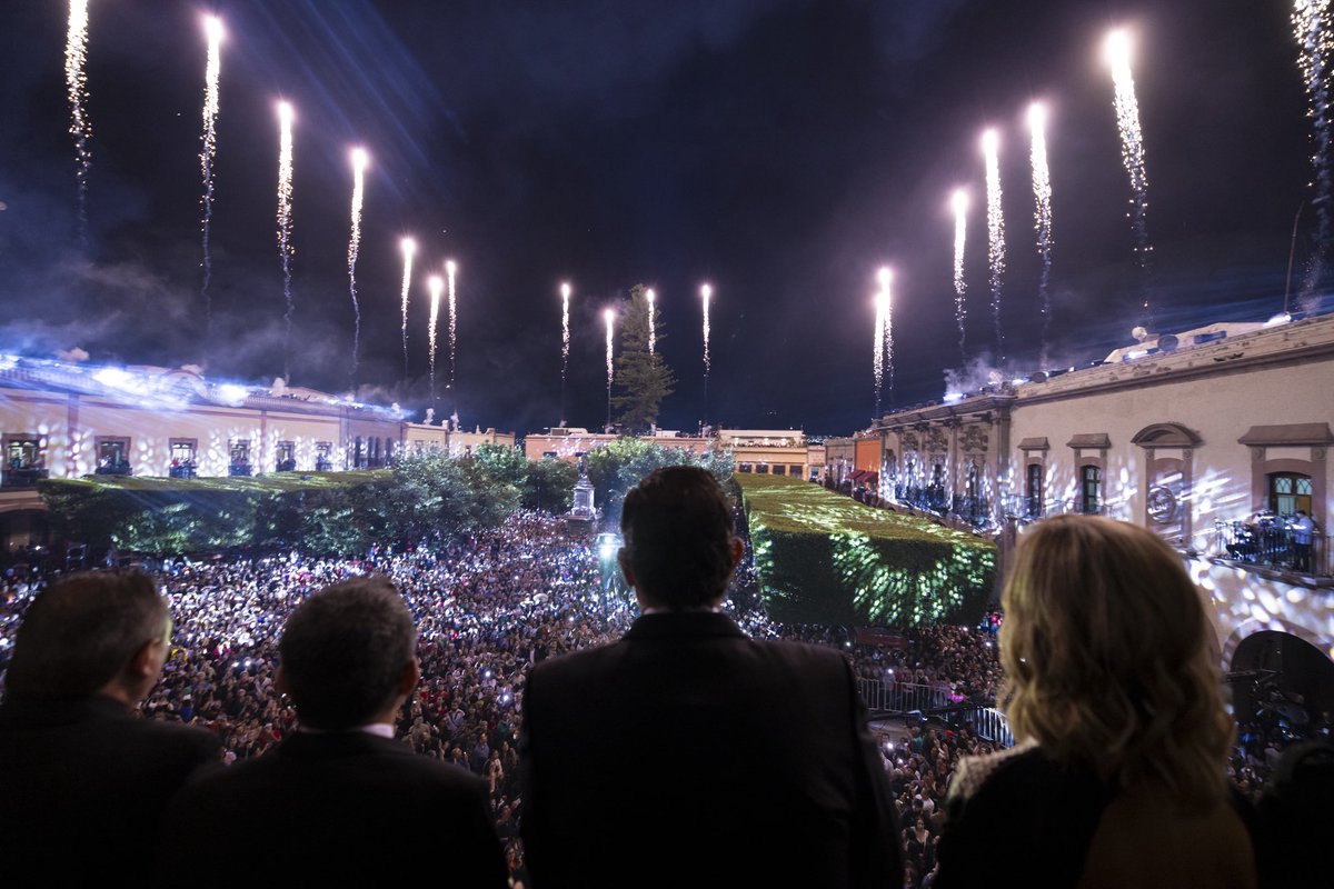 #Reporte 🇲🇽🗣️ | Ante miles de personas congregadas en la Plaza de Armas, el gobernador de #Querétaro, <a href="/makugo/">Mauricio Kuri</a>, encabeza la ceremonia del CCXV aniversario del Grito de Independencia de #México, donde rinde homenaje a los héroes que dieron patria y libertad.