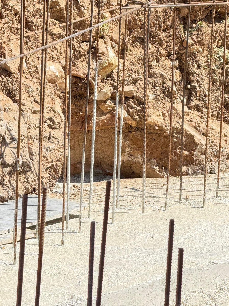 YusufYavuz3's tweet image. Saros’da tarihin üzerine beton döktüler!

Edirne Keşan’da, Saros Körfezi’nde bulunan İbrice Limanındaki inşaat çalışmaları sırasında geç antik döneme ait duvar kalıntısı ve pitoslar bulundu. Ancak tarihin üstüne beton dökülerek inşaata devam edilmesi tepki çekti…⬇️