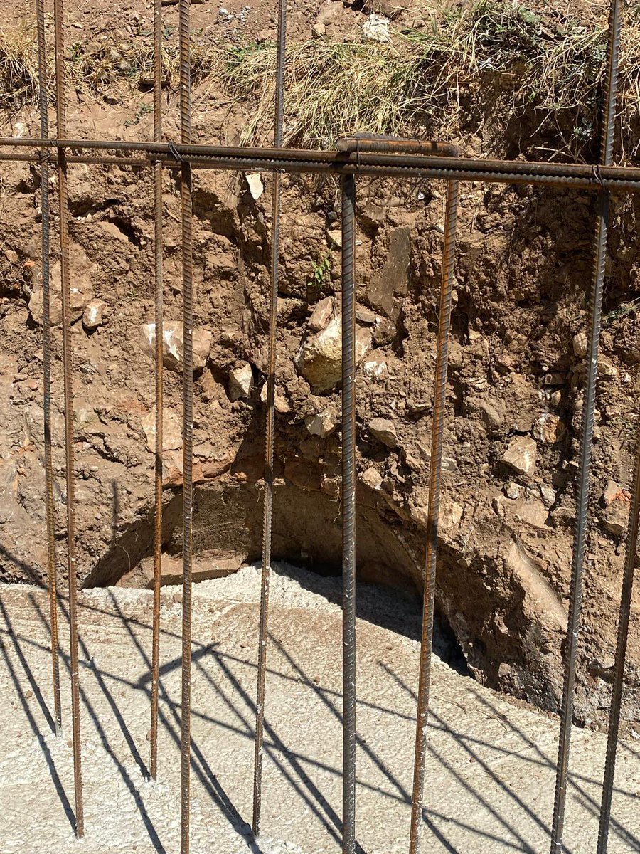 YusufYavuz3's tweet image. Saros’da tarihin üzerine beton döktüler!

Edirne Keşan’da, Saros Körfezi’nde bulunan İbrice Limanındaki inşaat çalışmaları sırasında geç antik döneme ait duvar kalıntısı ve pitoslar bulundu. Ancak tarihin üstüne beton dökülerek inşaata devam edilmesi tepki çekti…⬇️