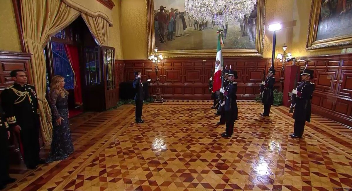 Vicente Gálvez (@vicente_galvez) on Twitter photo Falso. La primer escolta conformada exclusivamente por mujeres fue en la ceremonia del Grito de EPN en 2016… 👇 Falso. La primer escolta conformada exclusivamente por mujeres fue en la ceremonia del Grito de EPN en 2016… 👇