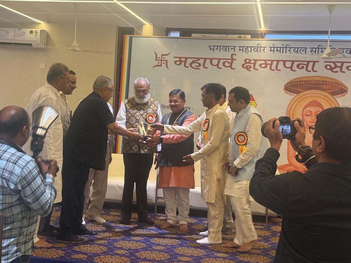 ShyamSJaju's tweet photo. जैन समाज के क्षमा याचना पर्व के पावन अवसर पर शामिल होने का सौभाग्य मिला।
इस कार्यक्रम में तपस्या और आत्मसंयम की साधना करने वाले साधकों का सम्मान किया गया।
इस अवसर पर विधायक श्री अनिल शर्मा जी तथा जैन समाज के सम्माननीय नेता श्री के. एल. जैन जी भी उपस्थित रहे। https://t.co/68nLPlcpFb