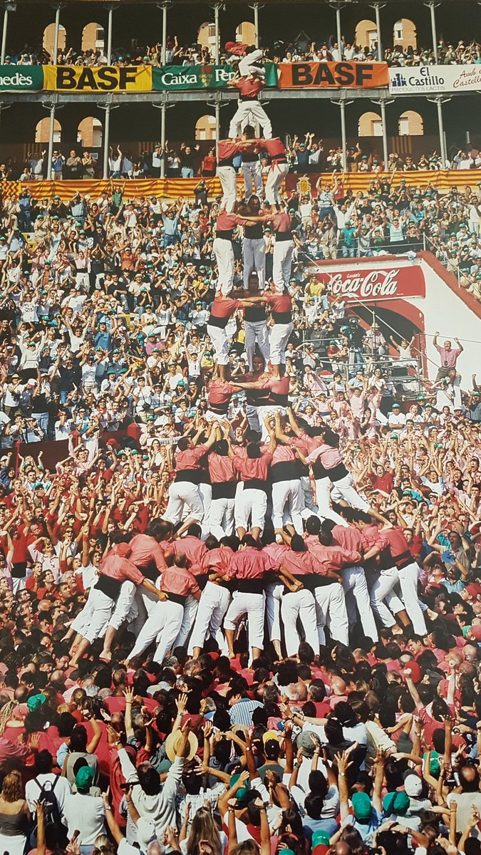 Aquest proper 8 d'octubre farà un quart de segle del primer castell de 10 pisos carregat per part de la <a href="/collavella/">Colla Vella dels Xiquets de Valls</a> en la seva més que bicentenària història !!!!
Un 3d10fm que va servir per guanyar el concurs de castells de l'any 2000!!!! #25anys
#castells #seguimsumant