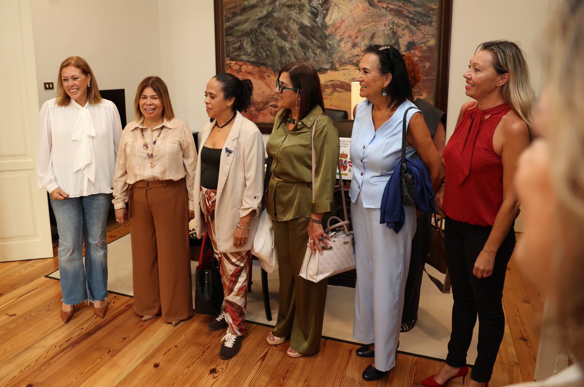 🏛️<a href="/AstridPerezBat/">Astrid Perez</a> recibió hoy a <a href="/AsemeCanarias/">Aseme Canarias</a>. La Asociación Española de Mujeres Empresarias de Canarias presentó el proyecto “Red Conecta Canarias”, que fortalece la colaboración interinsular y potencia la digitalización de las mujeres empresarias.
📲parcan.es/noticias/detal…