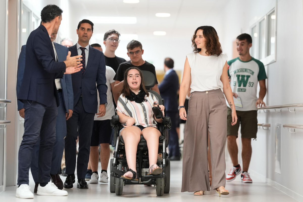 IdiazAyuso's tweet photo. La Comunidad de Madrid defiende sin fisuras la educación especial, elegida por miles de familias con niños y jóvenes con discapacidad, autismos y otras muchas dificultades.

Este es el gasto social que hacemos nosotros.

Frente a los que amenazan y ofenden a estas familias y profesores, llamando “guetos” a estos centros.

Abriremos tres nuevos en Móstoles, El Escorial y Villaverde.
