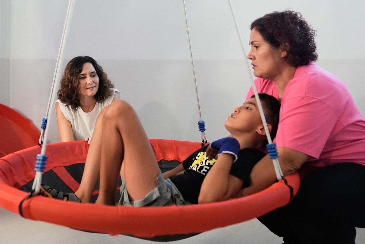 IdiazAyuso's tweet photo. La Comunidad de Madrid defiende sin fisuras la educación especial, elegida por miles de familias con niños y jóvenes con discapacidad, autismos y otras muchas dificultades.

Este es el gasto social que hacemos nosotros.

Frente a los que amenazan y ofenden a estas familias y profesores, llamando “guetos” a estos centros.

Abriremos tres nuevos en Móstoles, El Escorial y Villaverde.