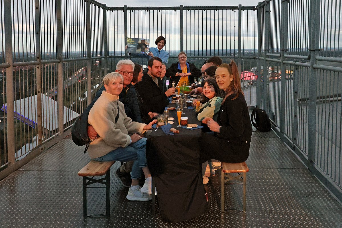 „Und alles, watte siehst, ist #Oberhausen.“ Schon die Missfits besangen den spektakulären Blick vom #Gasometer auf das westliche# Ruhrgebiet. Und genau diesen konnten am Sonntag die Familien von Nadine Kortüm und Janek Bockhoff bei einem Picknick genießen. gasometer.de/de/aktuelles