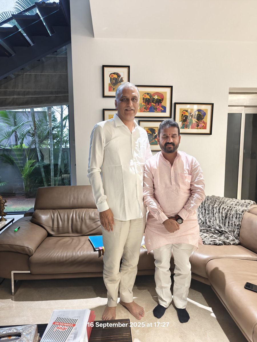 DrAnandMethuku's tweet photo. Met @BRSparty working president, former minister KTR Anna and former minister, MLA Harish Anna, and discussed various political issues related to Vikarabad district. https://t.co/8F6uSyHyBc