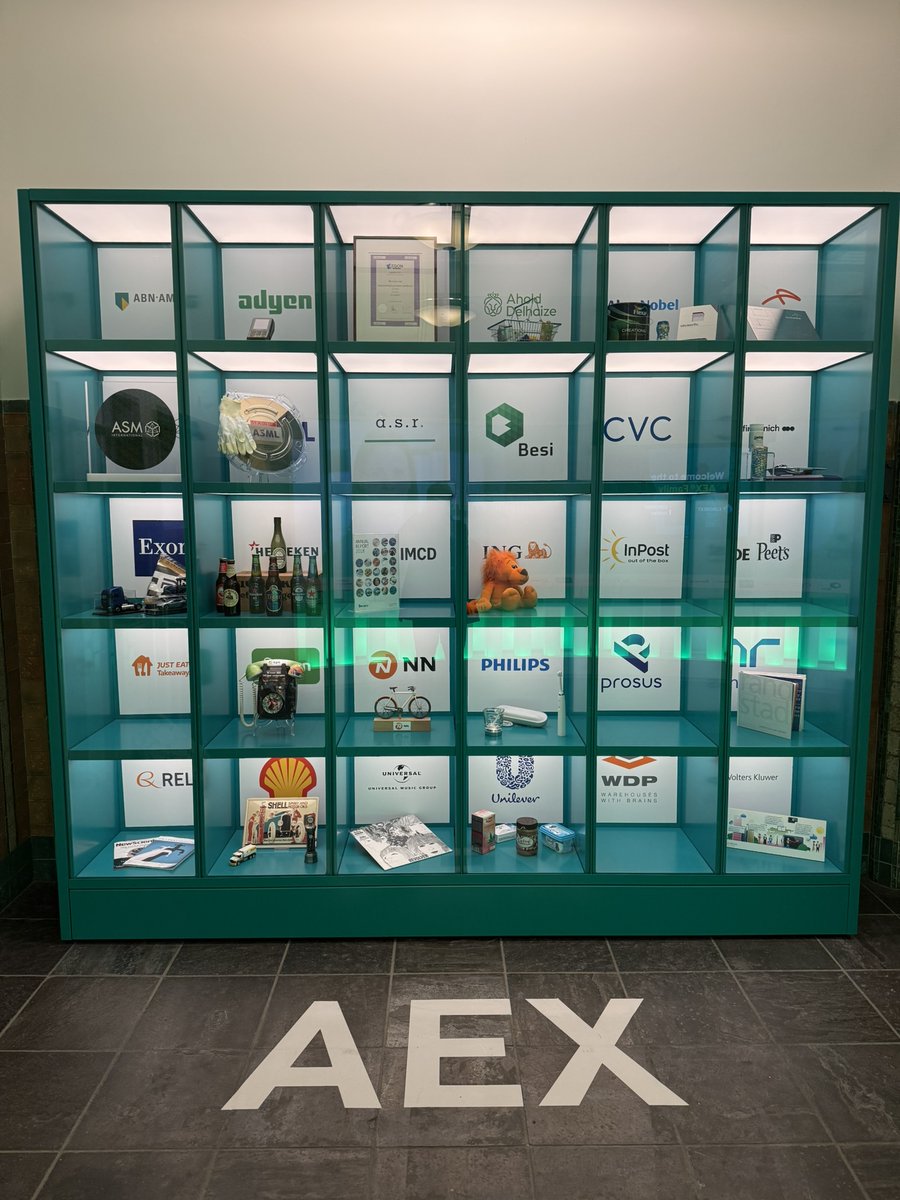 ArendJanKamp's tweet photo. Damrak is al helemaal klaar voor uitbreiding vrijdag nabeurs van #AEX25 naar #AEX30
We wachten nog op fysieke bijdragen diverse fondsen, waaronder nieuwelingen #CVC (belastingformulier Jersey is leuk), #WDP #JDEPeets #InPost en #JustEat (bittergarnituur graag) https://t.co/Kl0cis8byx