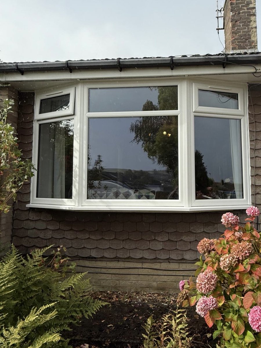 mcrwindows's tweet image. Bay window glow-up in Bradford 🙌

More light in the lounge, warmer, quieter and fresh kerb appeal all in one install.

Call 0800 232 1714 for a free survey.

#ManchesterWindows #BayWindow #WindowsAndDoors #Bradford #HomeUpgrade #BeforeAndAfter #FreeQuote