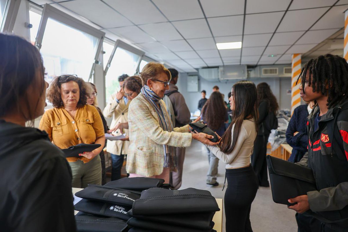 sdeschiens's tweet image. Avec @vpecresse tous les lycéens d’Île-de-France entrant en #2nde se voient dotés d’un ordinateur 💻 @iledefrance comme ici au Lycée Voilin à #Puteaux
⤵️
📍Réduction de la fracture numérique
📍Continuité pédagogique 
📍Lutte contre le décrochage scolaire.

iledefrance.fr/morienter-etud…