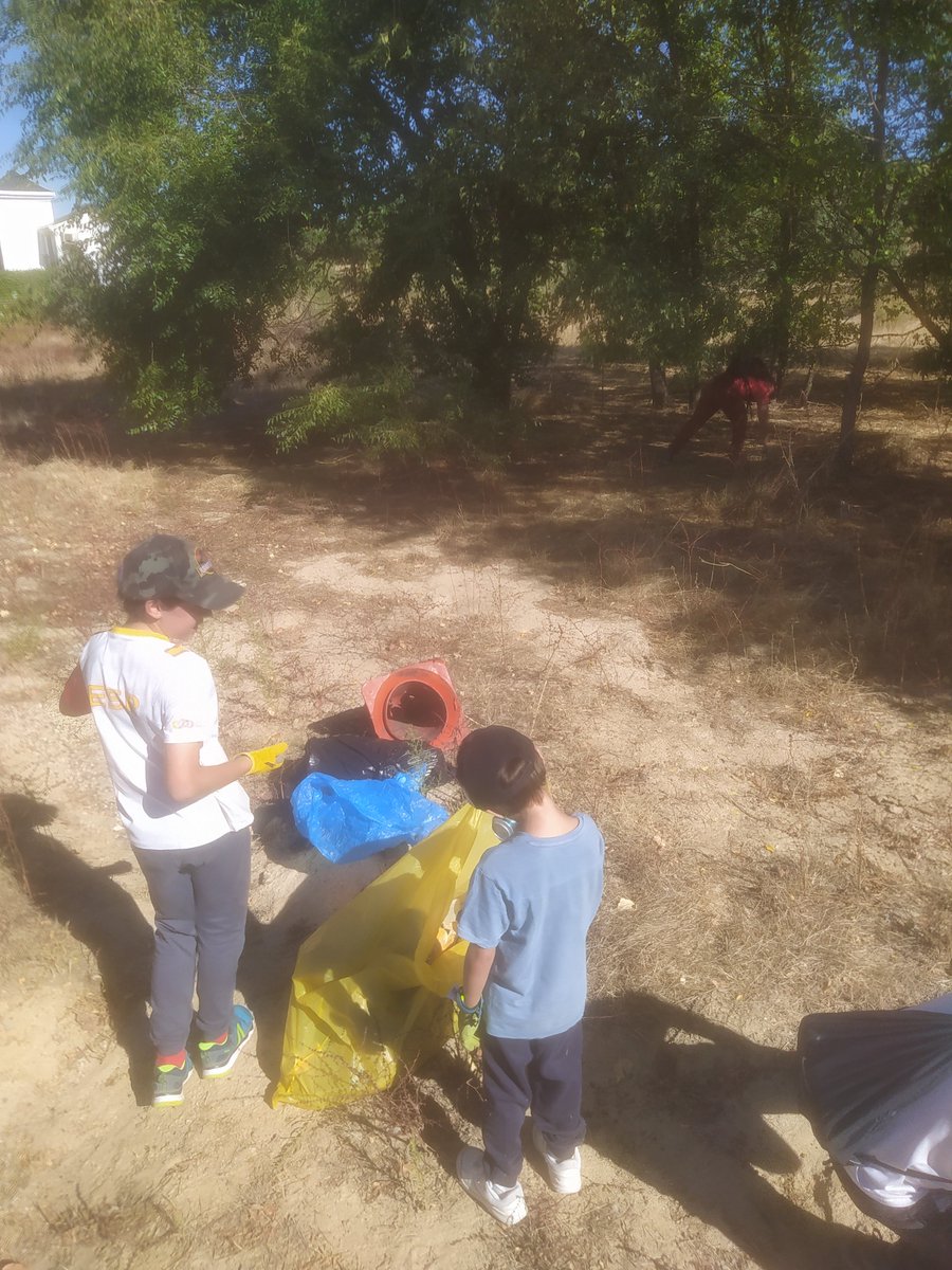 El domingo pasado participamos en una nueva jornada de la campaña de la plataforma LIBERA 1M2🗺️
Recogimos basura del monte y concienciamos sobre las repercusiones que esto tiene en el medio ambiente🚯
También aprendimos a reciclar correctamente♻️
¡Gracias a todos por asistir!