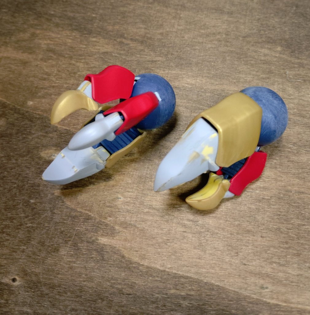 sukapon9's tweet image. R3ビルバインの続き。腿が短く感じたので3mm延長。股関節を左右1mmずつ内側に寄せました。それに合わせて腰も小型化。膝関節を1.3mm幅増し。
爪を動かした時にヒンジが丸見えなのが辛かったのでポリパテを盛って隠しました。
＃ビルバイン
＃R3