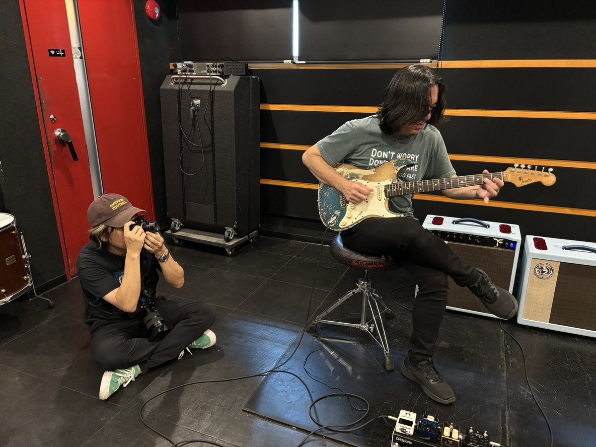 KanjiKawabata's tweet photo. スカパラ加藤さんのギター大変なことになってます！
鑑定前に見ることができてよかったです！

スカパラ加藤隆志、90万円で購入した1965年製ギター→鑑定額にどよめき「持ち運ぶのが怖くなってきた」
https://t.co/4UcqAuKjn0 

@TomoJustFunky 
@einunikohada666 https://t.co/qqOn1BQfjY