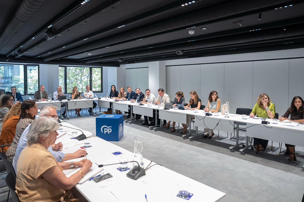 Reunión de equipo de la Vicesecretaría de Política Autonómica, Local y Análisis Electoral de <a href="/ppopular/">Partido Popular</a>. 

Asistimos a un momento crucial. Vamos a dar lo mejor de nosotros para que <a href="/NunezFeijoo/">Alberto Núñez Feijóo</a> sea pronto el presidente que sane a España del sanchismo.