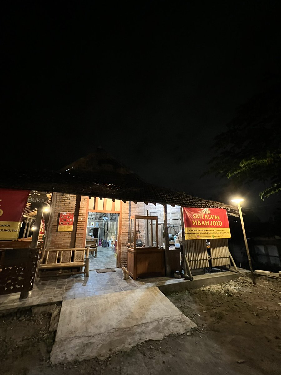 KuntoAjiW's tweet image. Pertama kesini. Sangat layak masuk top 3 liga sate klatak dunia. Satenya medium rare. Tongseng kuah medok. Dan krenyos yang kering. Jarang-jarang nambah nasi. Kali ini “nasi satu lagi mas”.