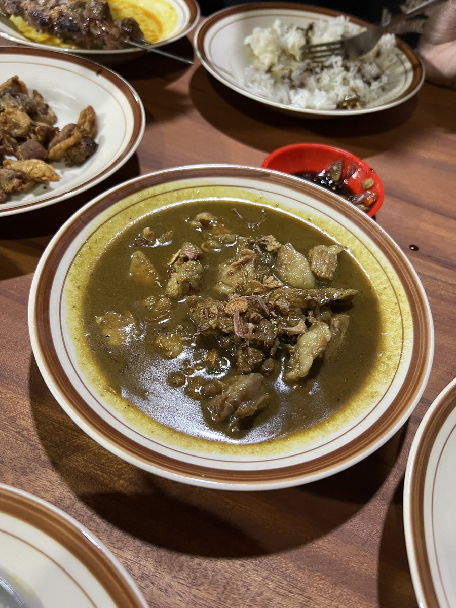 KuntoAjiW's tweet image. Pertama kesini. Sangat layak masuk top 3 liga sate klatak dunia. Satenya medium rare. Tongseng kuah medok. Dan krenyos yang kering. Jarang-jarang nambah nasi. Kali ini “nasi satu lagi mas”.