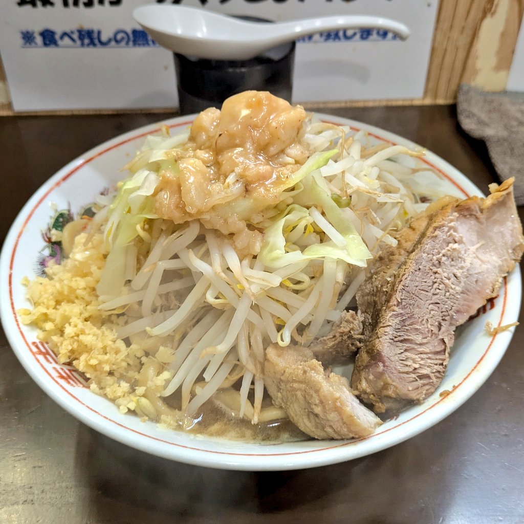 自家製麺まさき本店
『らーめん🔥』
うまいっ！スープ、グビグビいけちゃう危険なやつ🤤丼底からは大粒のあぶらが…背徳が過ぎる🥹ワシワシ麺と格闘し、あっという間に完食！大満足！ごちそうさまでした🙏
#昭島ラーメン