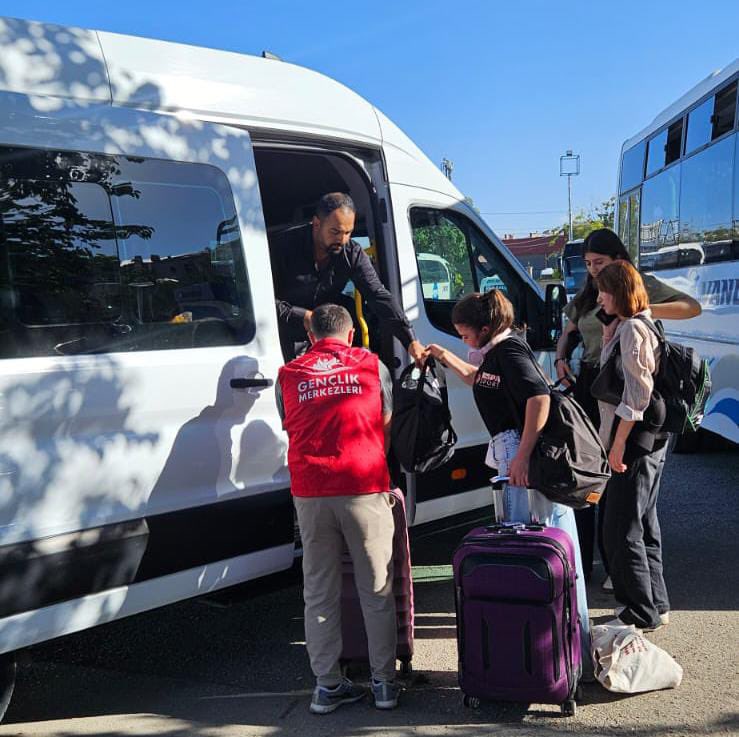 GSBSeyrantepeGM's tweet image. Gençler,
İl Müdürümüz Yalçın Özdemir ve Gençlik Hizmetleri Müdürümüz ile birlikte, medeniyetlerin buluşma noktası Van’da sizleri karşıladık.GSB Uyum Programı ile ilk adımlarınızda yanınızda olduk, yeni şehrinizde yalnız olmadığınızı hissettirdik. 🎓
Bahtınız ve yolunuz açık olsun