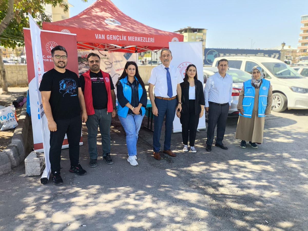 GSBSeyrantepeGM's tweet image. Gençler,
İl Müdürümüz Yalçın Özdemir ve Gençlik Hizmetleri Müdürümüz ile birlikte, medeniyetlerin buluşma noktası Van’da sizleri karşıladık.GSB Uyum Programı ile ilk adımlarınızda yanınızda olduk, yeni şehrinizde yalnız olmadığınızı hissettirdik. 🎓
Bahtınız ve yolunuz açık olsun