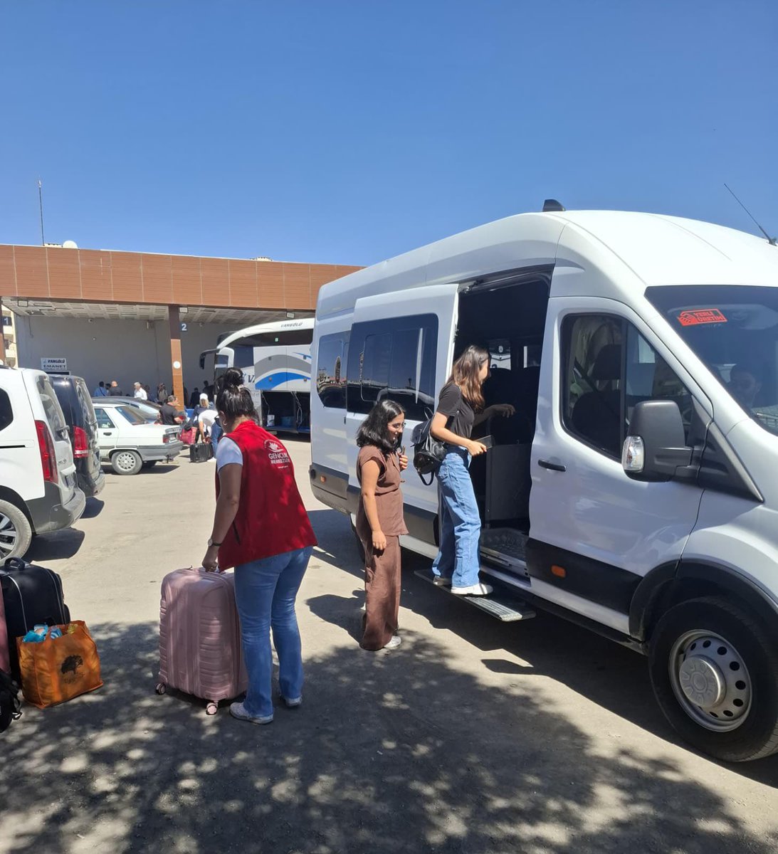 GSBSeyrantepeGM's tweet image. Gençler,
İl Müdürümüz Yalçın Özdemir ve Gençlik Hizmetleri Müdürümüz ile birlikte, medeniyetlerin buluşma noktası Van’da sizleri karşıladık.GSB Uyum Programı ile ilk adımlarınızda yanınızda olduk, yeni şehrinizde yalnız olmadığınızı hissettirdik. 🎓
Bahtınız ve yolunuz açık olsun