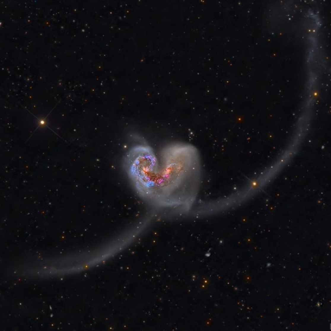 NASA, kalp şeklinde bir bulutsunun fotoğrafını paylaştı.