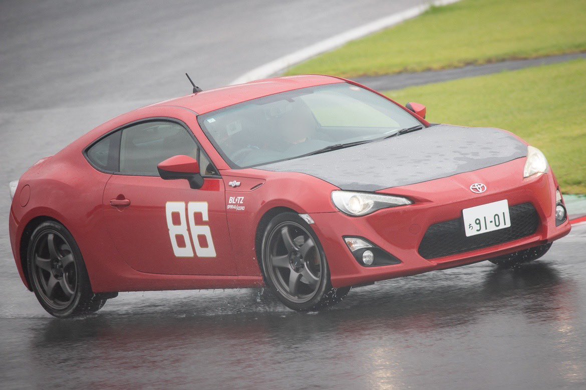 GRX130_2610's tweet image. 2025.9.13 富士スピードウェイ

頭文字Dパレードランにて
1日目のパレードランでは唯一のカナタ仕様だったのですごく目立ってました
ナンバーの再現されていてめちゃくちゃかっこよかったです！
#MFゴースト 
#MFG 
#8bstyle 
#頭文字D30thAnniversary2days
#片桐夏向