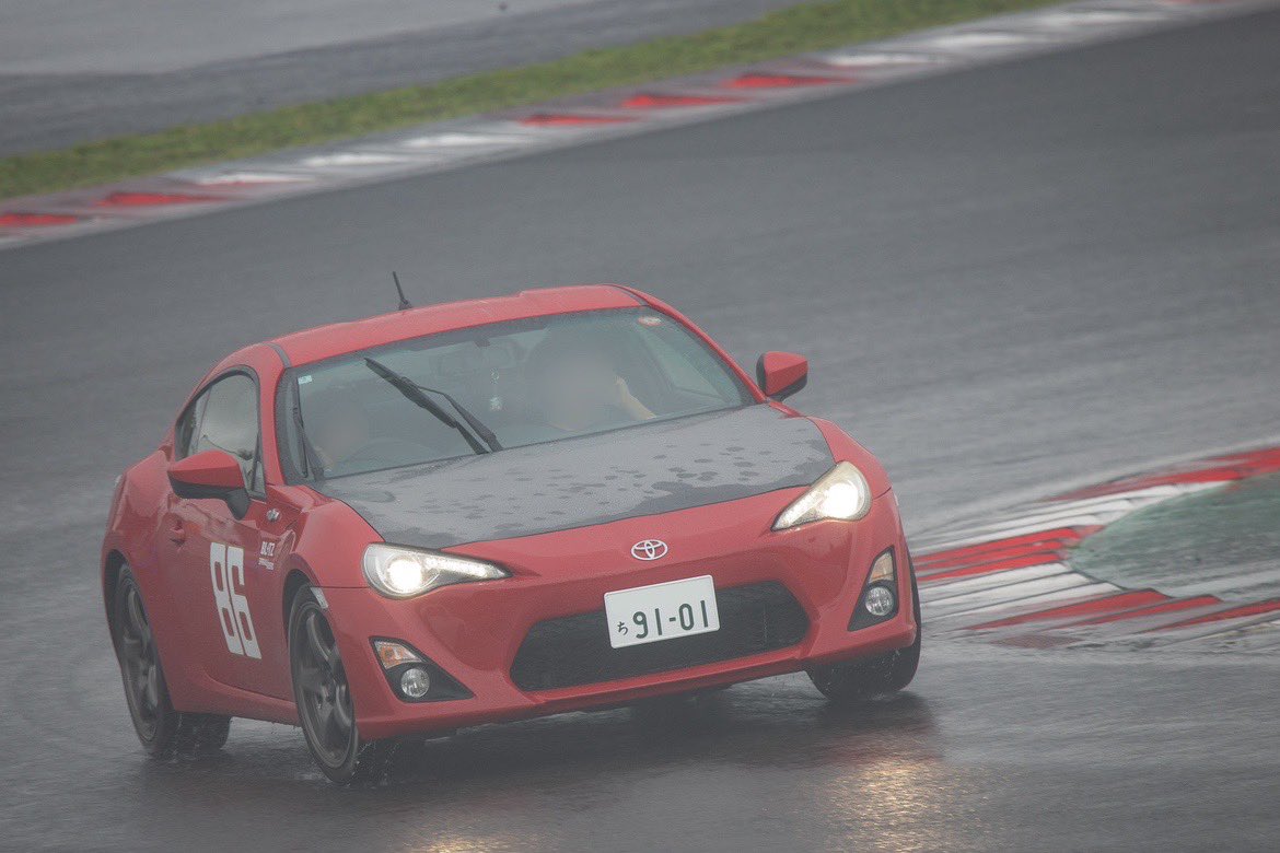 GRX130_2610's tweet image. 2025.9.13 富士スピードウェイ

頭文字Dパレードランにて
1日目のパレードランでは唯一のカナタ仕様だったのですごく目立ってました
ナンバーの再現されていてめちゃくちゃかっこよかったです！
#MFゴースト 
#MFG 
#8bstyle 
#頭文字D30thAnniversary2days
#片桐夏向