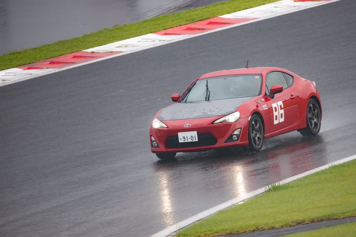 GRX130_2610's tweet image. 2025.9.13 富士スピードウェイ

頭文字Dパレードランにて
1日目のパレードランでは唯一のカナタ仕様だったのですごく目立ってました
ナンバーの再現されていてめちゃくちゃかっこよかったです！
#MFゴースト 
#MFG 
#8bstyle 
#頭文字D30thAnniversary2days
#片桐夏向