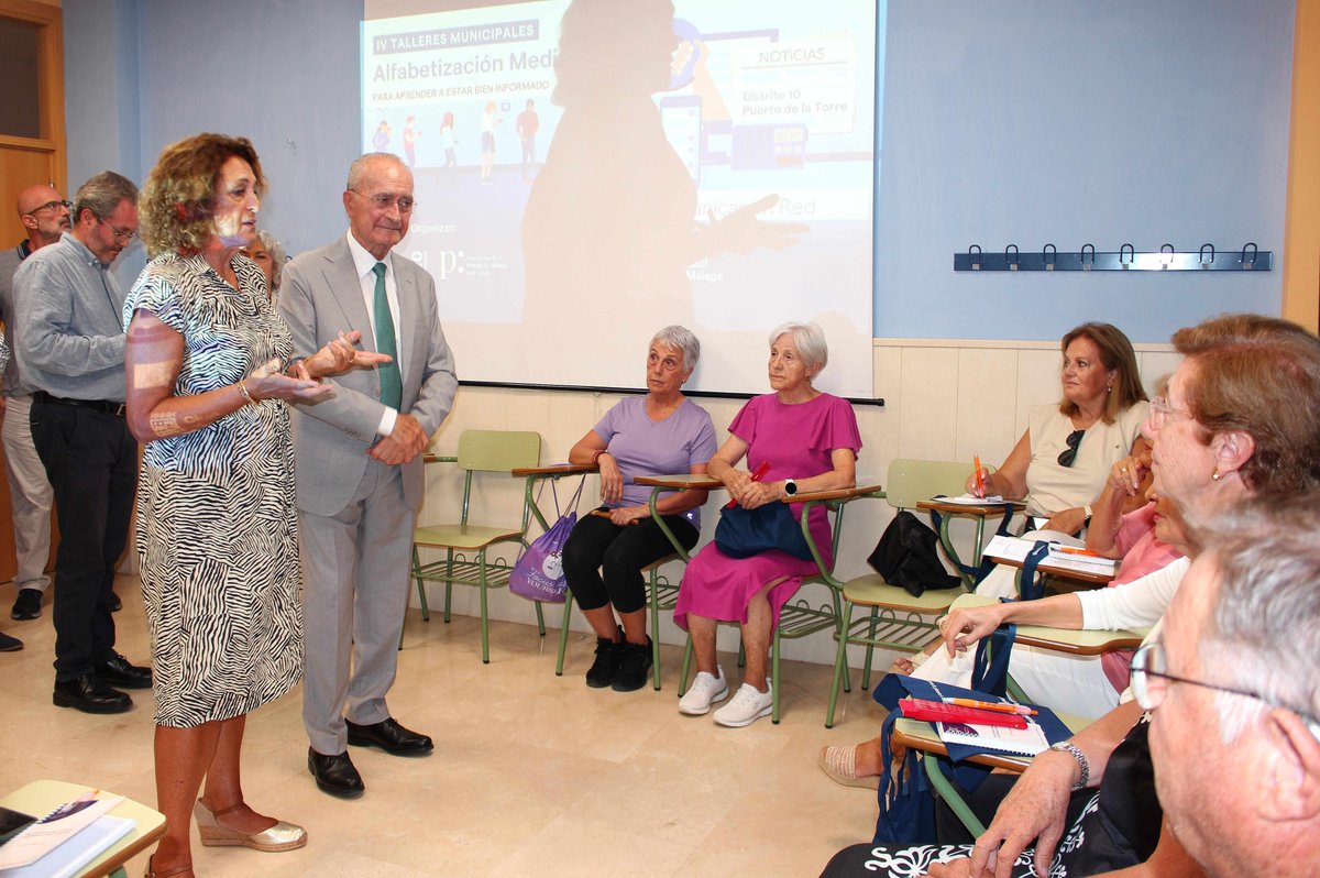 <a href="/PuertoDistrito/">Puerto de la Torre - Distrito 10</a> ✂️🎀 la 4️⃣ edición de Comunicar en Red. El alcalde <a href="/malaga/">Ciudad de Málaga</a> Francisco de la Torre y la presidenta <a href="/aprensamalaga/">Asociación de la Prensa de Málaga</a> Elena Blanco arropados x el 👨‍🎓👩‍🎓! Coordinado ✖️ Juan Alberto Gómez y 👨‍🏫 Alfonso Hurtado.📲Inscríbete goo.su/Jz5rqw2 #stopbulos y #fakenews